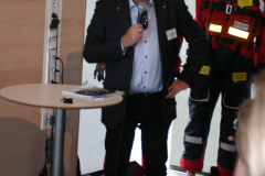 Kenny Reinhold tackar Jonas Bjelfvenstam.