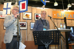 Lennart Johnsson och Anders Frankson på Svenskt Militärhistoriskt Bibliotek.