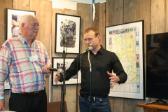 Skeppsbyggare Martin Holmgren presenterar boken om Eriksbergs Mekaniska Verkstad. T.h. förläggaren Lennart Fougelberg.