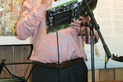 Lennart Fougelberg med boken om Örgryte Torp.