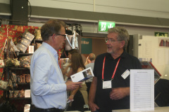 Sjömanshusstiftelsens kanslichef Karl Karell (t.h.) i samspråk med monterbesökare.