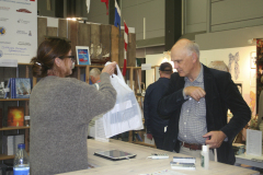 Anette Kronaas från Sjömansservice betjänar kund.