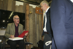 Nathan Shachar signerar sin bok ”Johnsonlinjen och Latinamerika”.